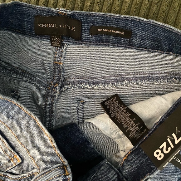 NWT. Kendall & Kylie The Drifter High Rise shorts. 7/28. - Picture 3 of 4